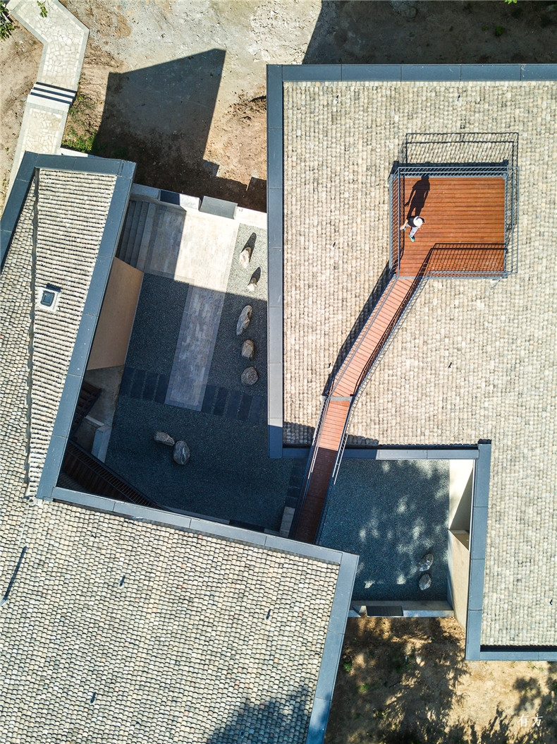 庭院与屋顶平台的构成 Layout of courtyard and roof