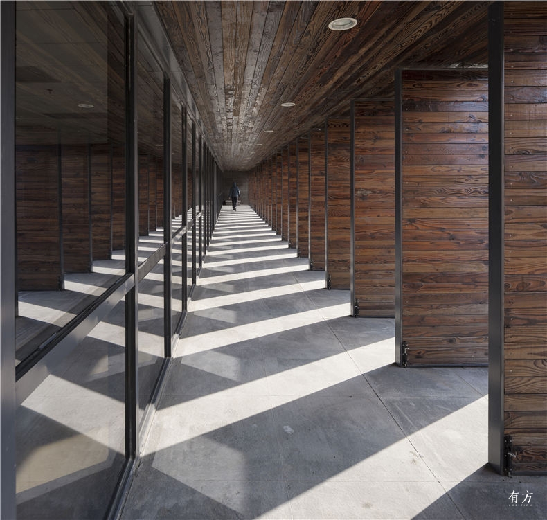 43-一楼南侧观景走廊及可开启碳化木隔板开启后的光影