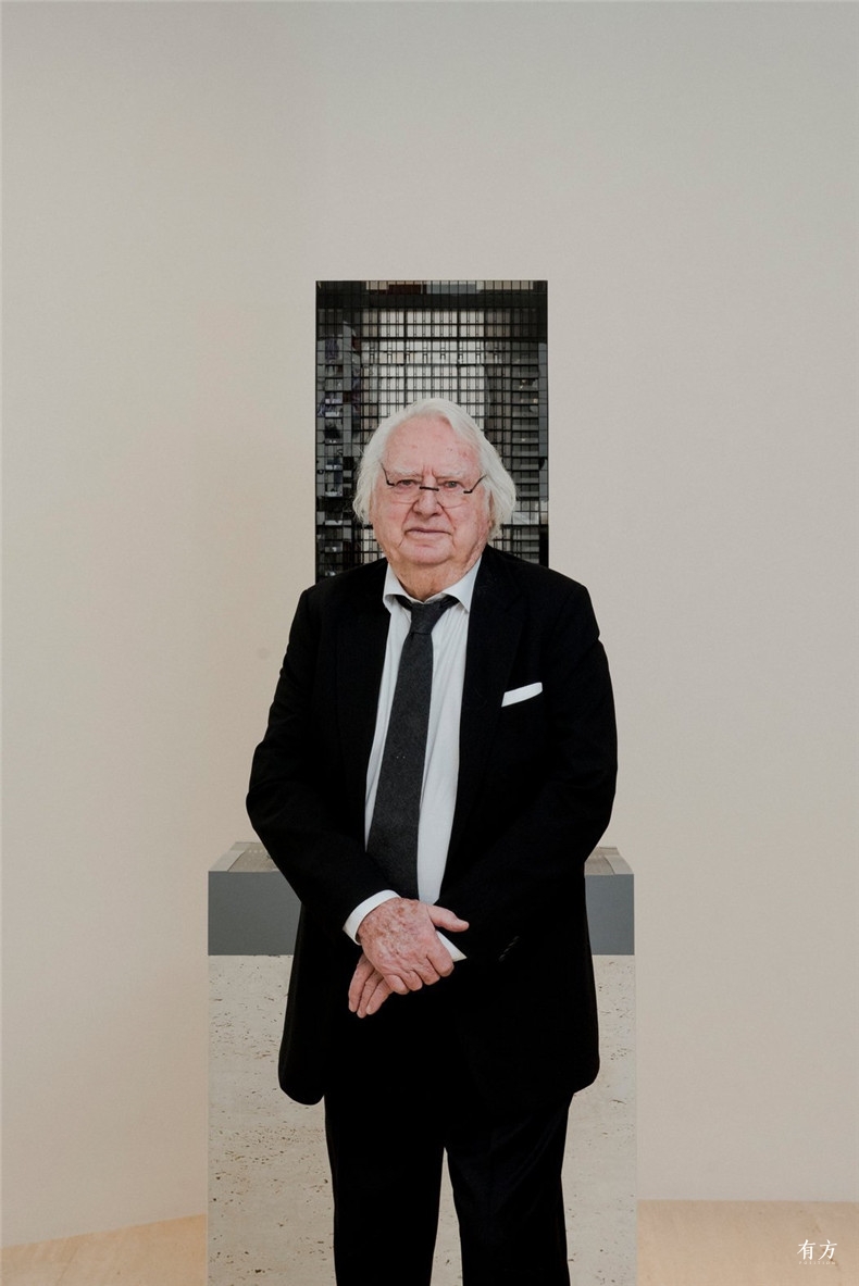 Richard Meier posing earlier this month with a model for a residential tower in Manhattan. 副本
