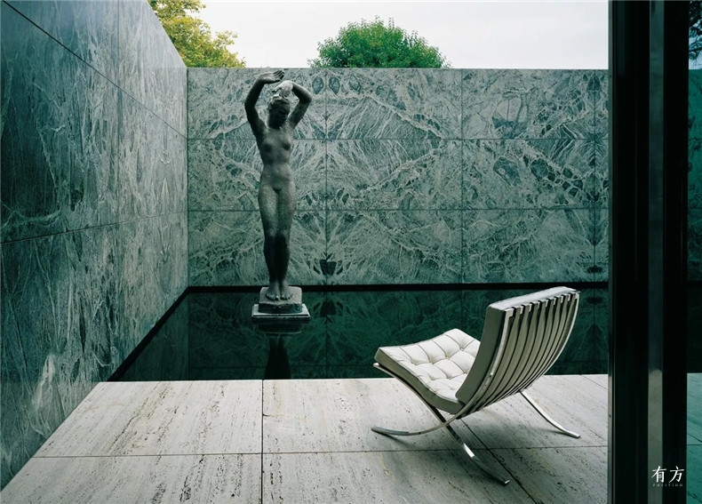 reconstruction of barcelona pavilion 07-1