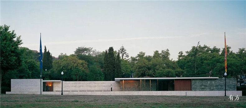 reconstruction of barcelona pavilion 08