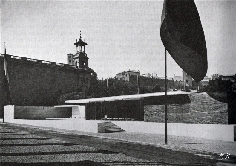 reconstruction of barcelona pavilion 09