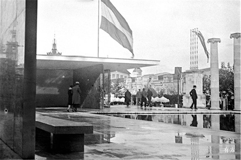 reconstruction of barcelona pavilion 10