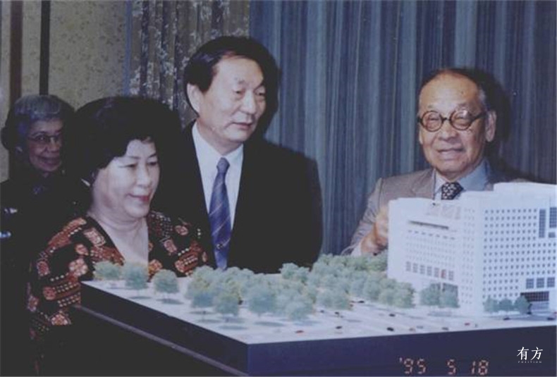 100张照片回顾贝聿铭的100岁人生62 贝聿铭在讲解中国银行总行大厦模型