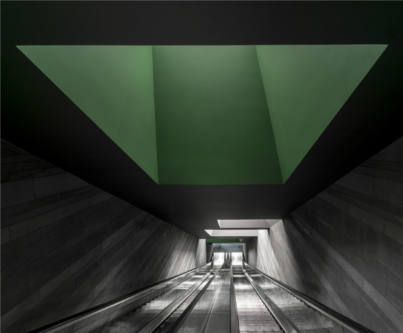 06 Escalator Tunnel photo by Dirk Weiblen