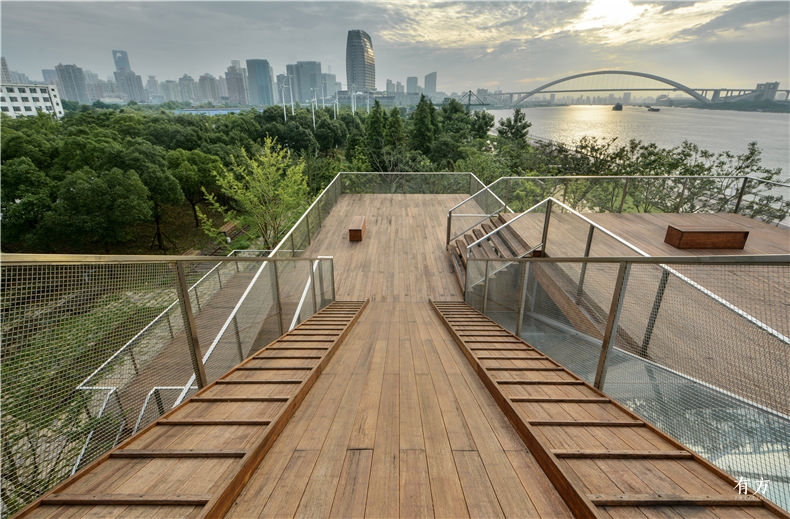 江景后面从屋顶平台远眺黄浦江和卢浦大桥新址 view from the rooftop platform to huangpu river Lupu bridge