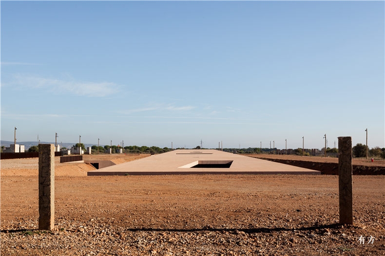 屋顶缓缓从地面抬起指向天空大景013 MemorialRivesaltes photo Kevin Dolmaire 10 IMG 3478