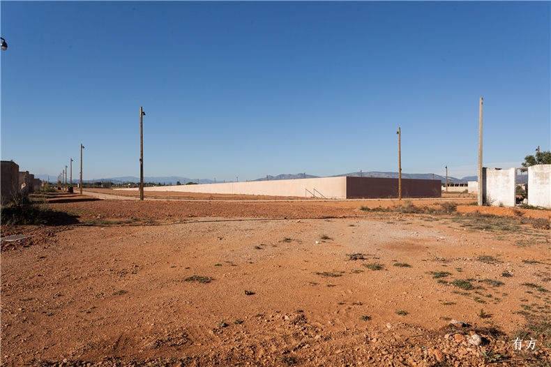 屋顶缓缓从地面抬起指向天空大景015 MemorialRivesaltes photo Kevin Dolmaire 21 IMG 3491