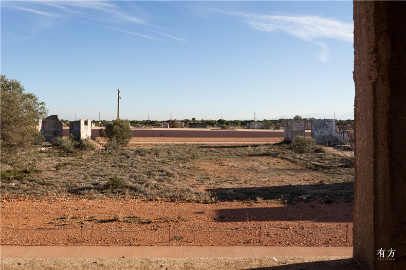 透过残破的遗址看向建筑018 MemorialRivesaltes photo Kevin Dolmaire 26 IMG 3223