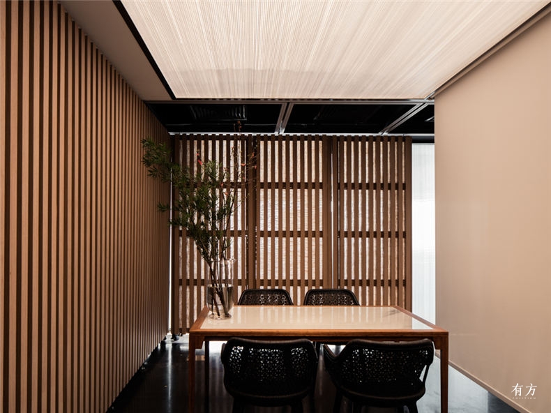 55通过可活动的木格栅和白色垂帘的开启可将用餐区隔成较为私密的空间