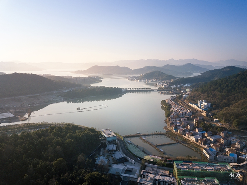 790示范区面对烟波浩瀚的东钱湖金笑辉拍摄