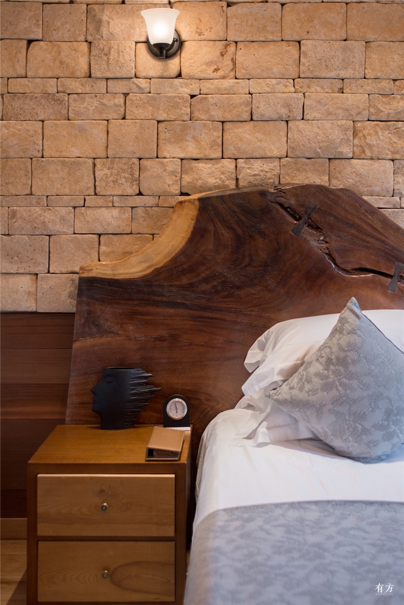 除了使用木结构别墅在内装上也大量使用木元素来营造温暖自然之感如窗框桌椅等家具