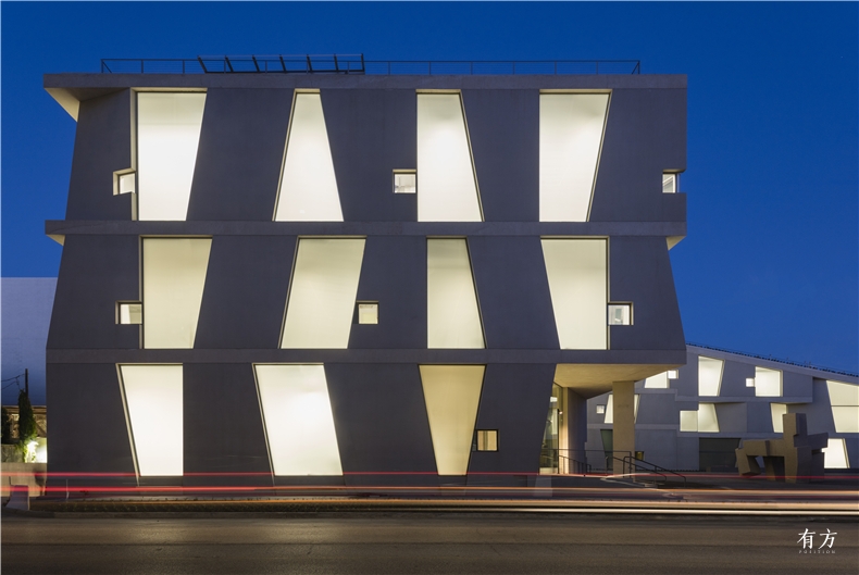 1 Night view of the Glassell School of Art west elevation Photograph Richard Barnes