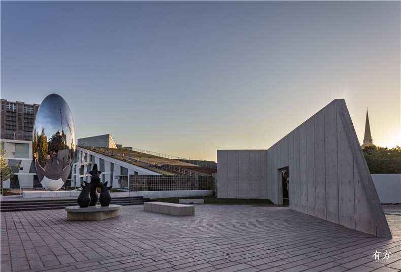 3 View of the Glassell School of Art from the Cullen Sculpture Garden Photograph Richard Barnes