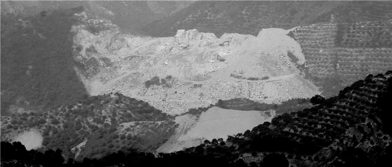 塘朗山被开挖和抢种的山体 2004/12/19，摄影：南兆旭