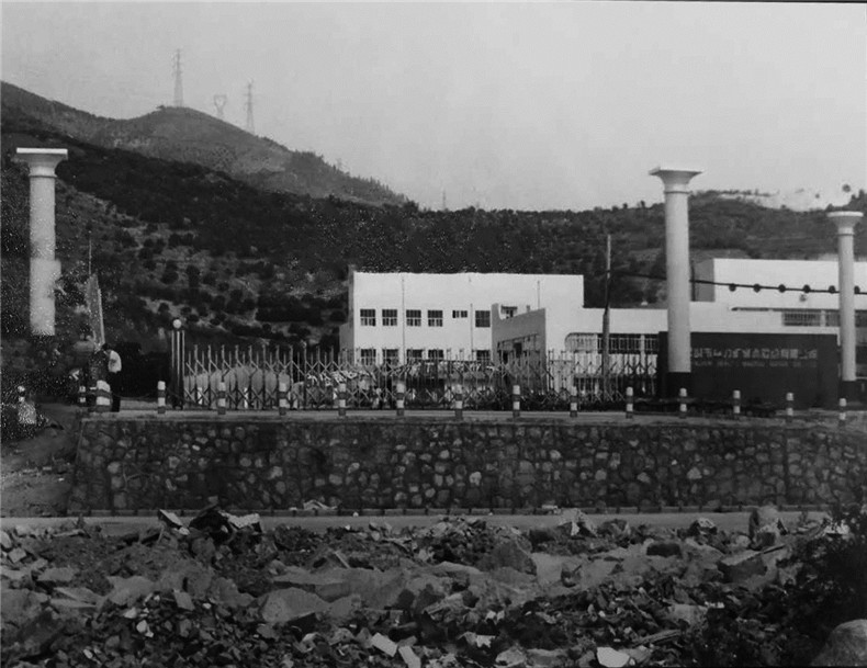 场地历史：水厂大门和塘朗山 1993