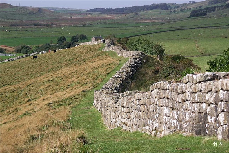 1024px-Hadrians wall at Greenhead Lough