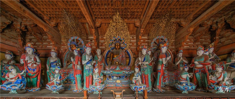 对比以上的建筑,在佛光寺的内部,内槽佛坛空间的上方为一个相对汽整