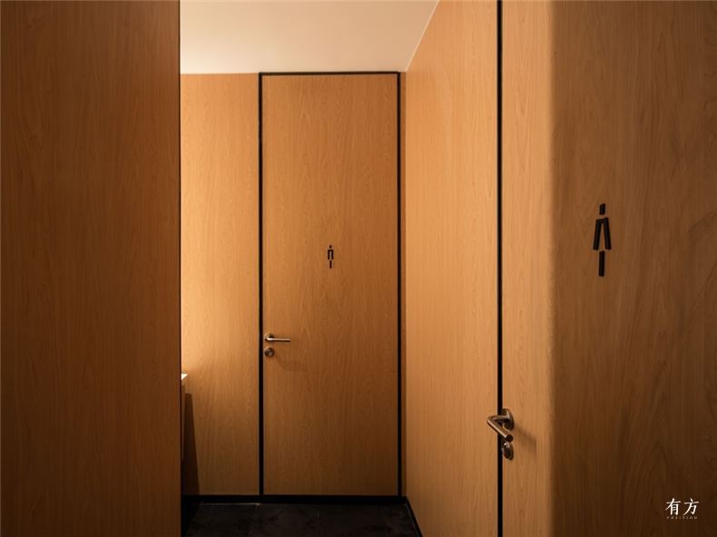7三里六七洗手间区域门上的表示也由左通右达建筑工作室设计
