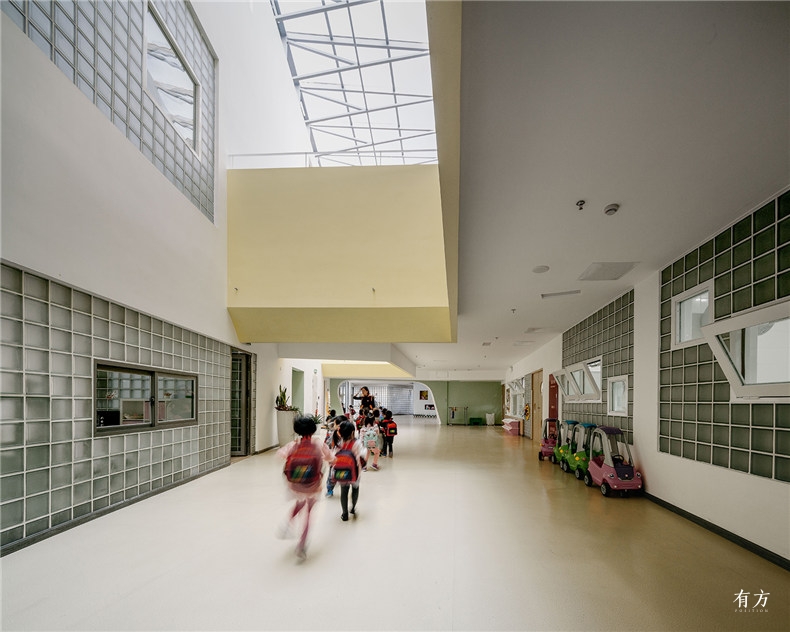 活动室前的走廊是孩子们交往的重要场所 朱思宇